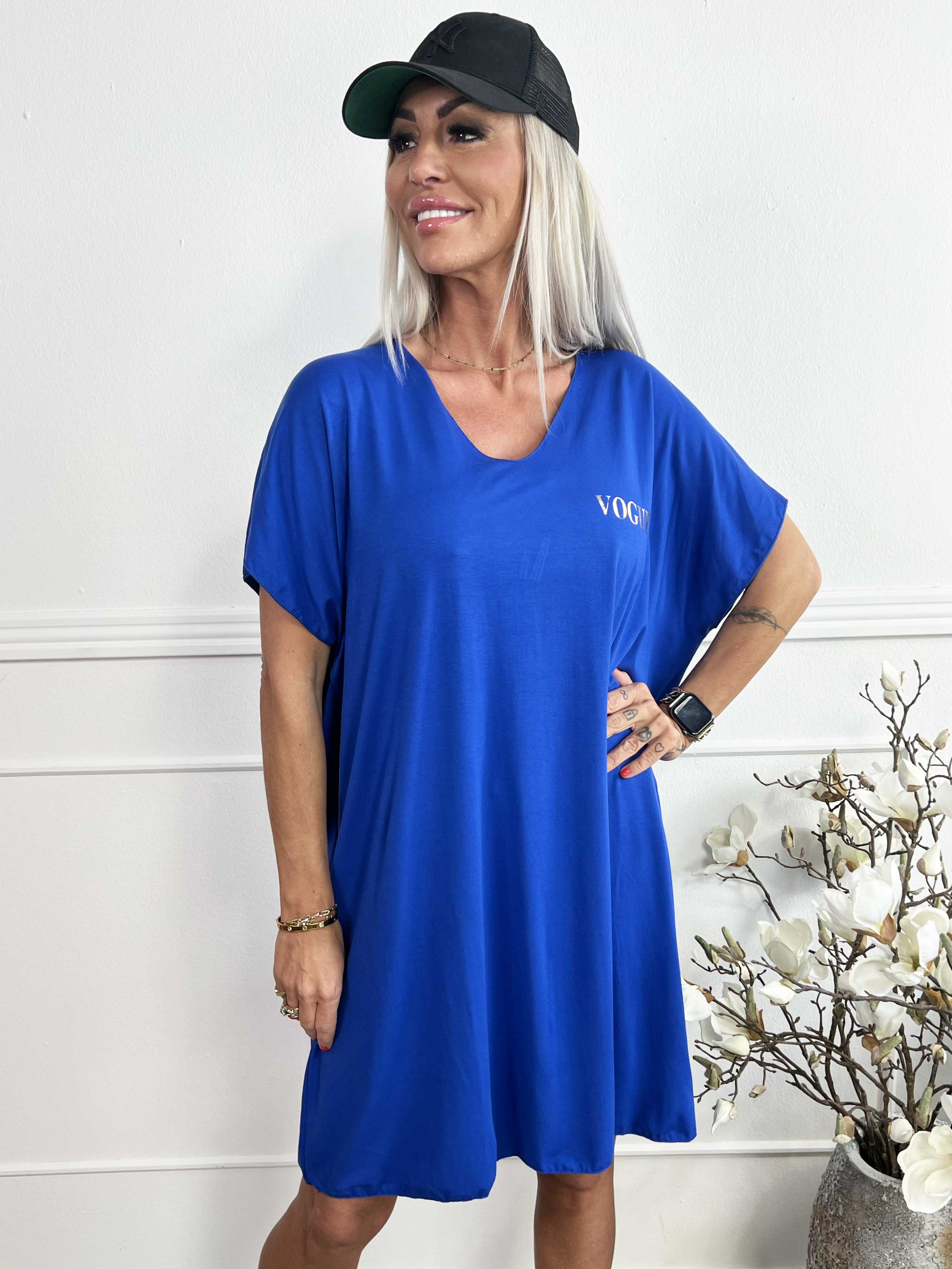 Ellen - Oversized t-shirtkjole i viskose med guldskrift